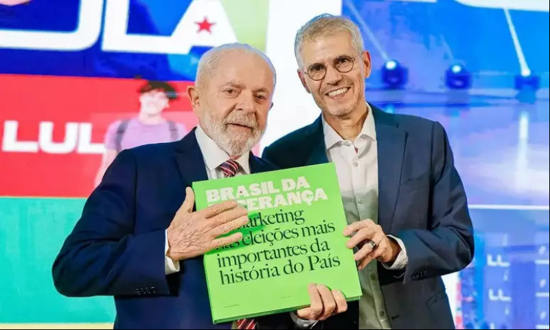 Ao entregar comunicação para marqueteiro, Lula confirma projeto de buscar reeleição