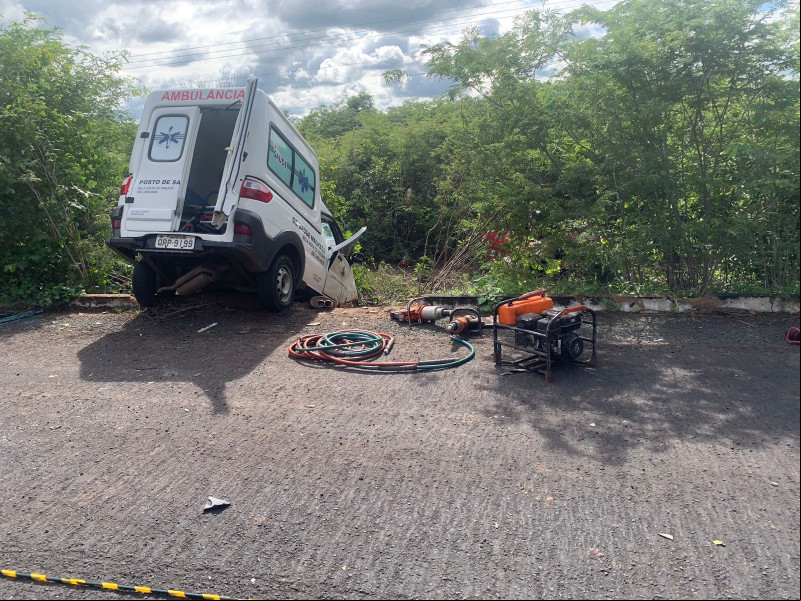 Motorista de ambulância morre ao colidir com carro de eio em Oeiras