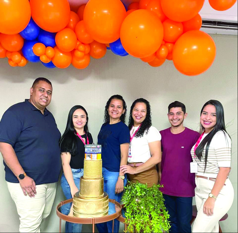 A comemoração também aconteceu na Loja Casa Nova da Avenida Filinto Rêgo. Na foto o gerente Rony e funcionárias: Danielly, Silvana, Elizangela, Kleber e Fernanda. - (Arquivo Pessoal)