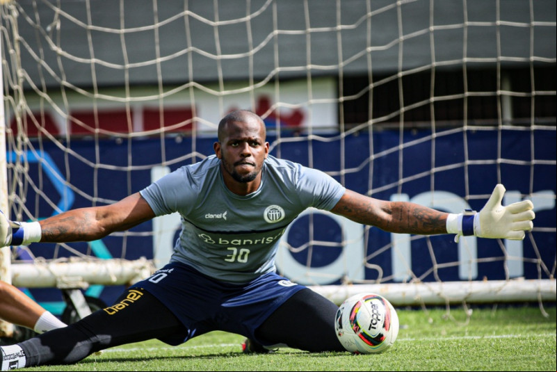 “Agressão partiu de homem da minha cor. Isso me feriu”, diz goleiro que sofreu injúria racial no Lindolfo Monteiro