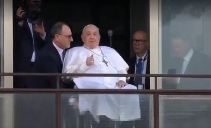 Papa Francisco faz primeira aparição pública e acena para fiéis após 40 dias internado