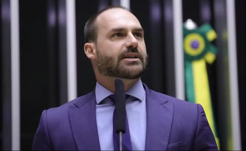 Deputado quer mudar regra da Câmara para que Eduardo Bolsonaro reassuma mandato nos EUA