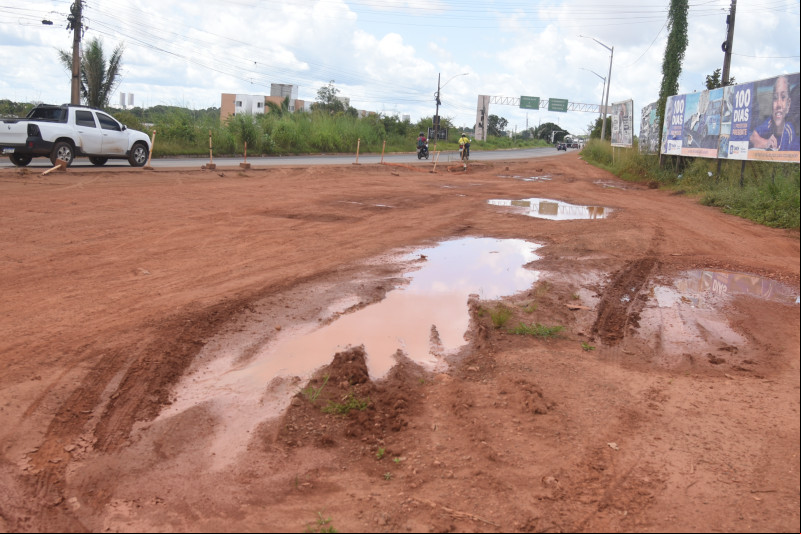 Com obra paralisada, motoristas convivem com a poeira no Posto Fiscal de Timon - (Assis Fernandes/O Dia)