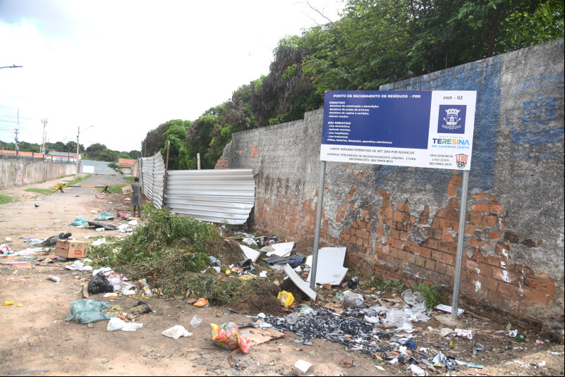 Lixo jogado em local inadequado no Morro da Esperança causa transtorno a moradores - (Assis Fernandes/O Dia)