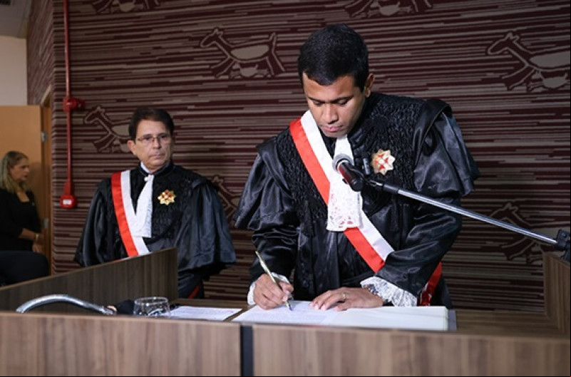 Téssio Tôrres toma posse como presidente do TRT-22 e se torna o mais jovem a assumir cargo