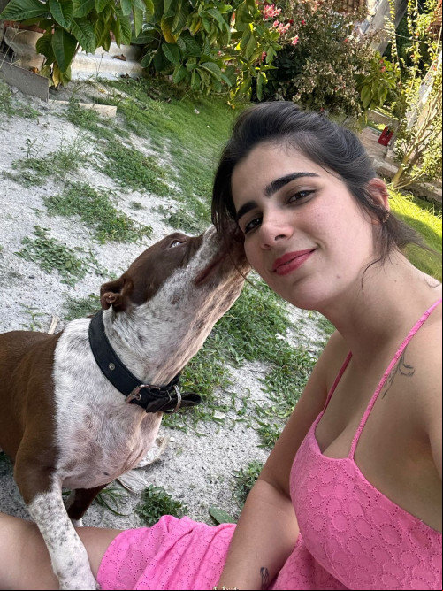A veradora ao lado do seu cachorro tião, da raça pitbull - (Arquivo Pessoal)