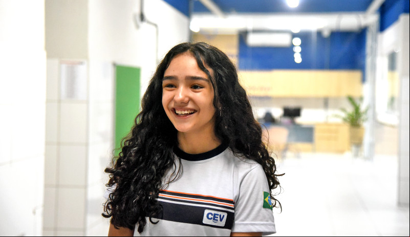 "Os alunos que levavam os celulares ficavam sentados e sozinhos, mas, sem o celular, eles estão se comunicando com os outros colegas", diz Yasmin Martins - (Assis Fernandes/ODIA)