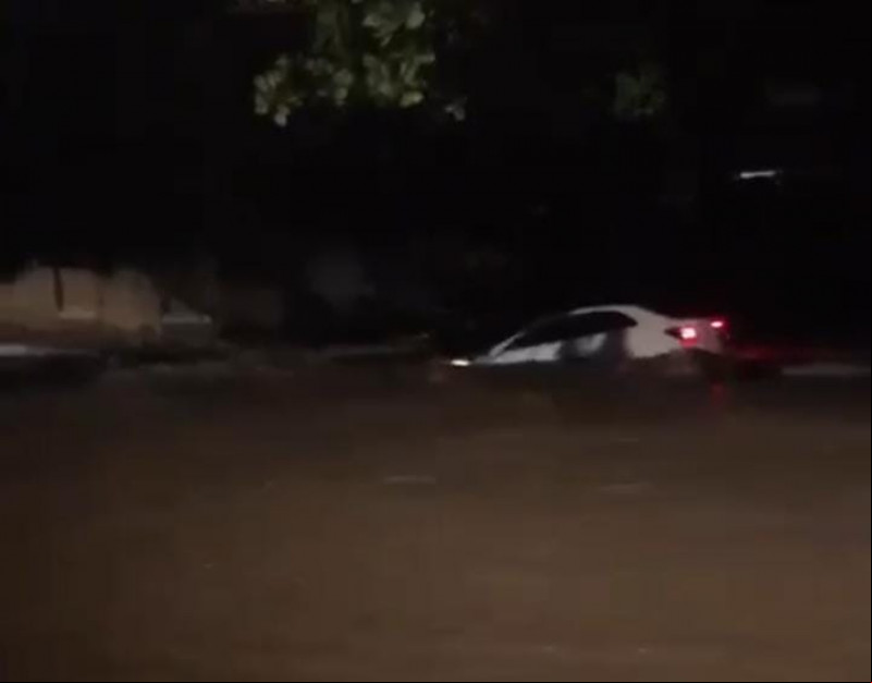 Carro chegou a ser arrastado pelas águas em rua da - (Reprodução / Redes sociais )
