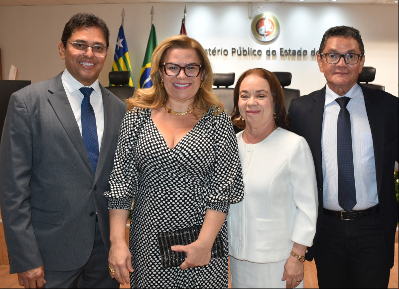 #Posse - Um click do Procurador-Geral de Justiça do Ministério Público do Piauí, Cleandro Alves de Moura, e a sua esposa Patrícia Moura, e a Drª Ana Cristina Matos Serejo, que é a mais nova Procuradora do Estado do Piauí, e tomou posse em solenidade no Ministério Público conduzida pelo procurador-geral de Justiça do Estado do Piauí - Cleandro Moura - em sessão solene realizada na noite de 2/6 na sede do MPPI. Chics!!! - (Magal Santos)