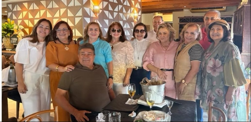 #Comemoração - Um click da querida empresária Zelita Melo, que ganhou aniversário surpresa dos familiares: e convidaram os amigos em um almoço para comemorar o seu aniversário em grande estilo em restaurante badalado. Chics!!! - (Luciêne Sampaio)