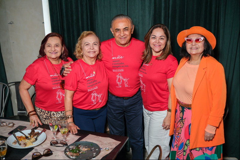 #AlmoçodasMães - Um click dos queridos Kátia Cristina, Socorro Santos, Adão Rodrigues, Mônica Fernandes e Maria do Carmo, no nosso evento Almoço Festivo - 'Mês das Mães', no dia 24/5. Chics!!! - (Tibério Hélio)