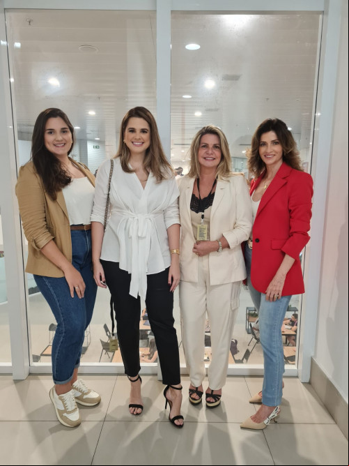 Amigos e amigas já na escolha do look para o nosso almoço 'Gente é pra Brilhar' no Piancó no dia 6/3/2024