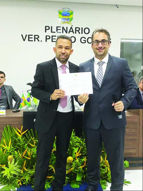  e conselheiro do CRA-Pi, Leonardo Fialho foi diplamado vereador de União. Na foto ladeado pelo juiz Dr. José Eduardo Couto. - (Divulgação)