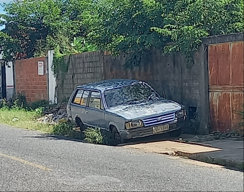 Carros abandonados em vias de Teresina serão removidos