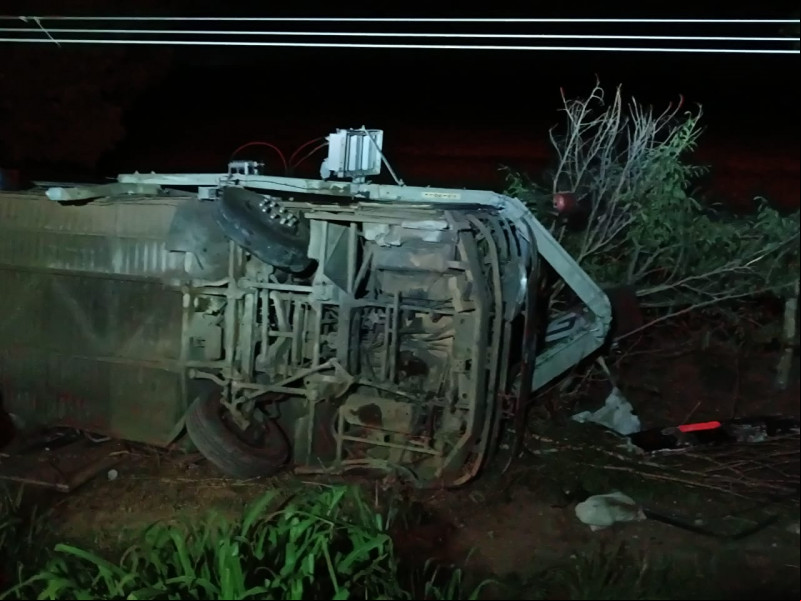 Ônibus clandestino com 28 ageiros tomba na BR-135 após motorista dormir ao volante
