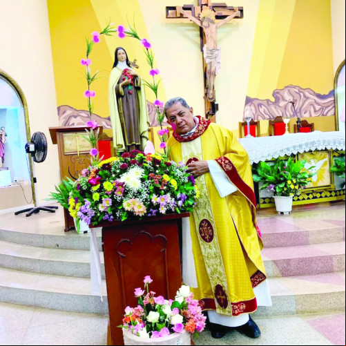 Padre Carlos Batista Lages (pároco da Paroquial de São Sebastião- bairro Todos Santos - Teresina) trocou de idade, no último dia 28 de maio. Por conta da data foi celebrada uma linda missa em ação de graças, que contou com a presença de paroquianos, amigos e familiares. - (Arquivo Pessoal)