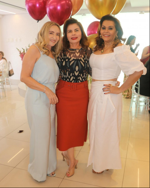 #Amigas - Parabéns para a querida  Losanne Paulo (3/12)!!! Na foto com as amigas Neide Moura e Mércia Leão em comemoração animada. Chics!!! - (Luciêne Sampaio)