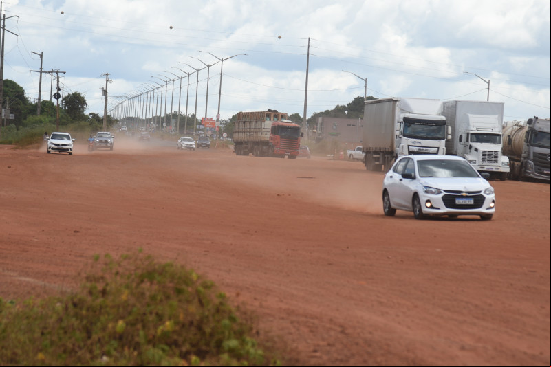 Com obra paralisada, motoristas convivem com a poeira no Posto Fiscal de Timon - (Assis Fernandes/O Dia)