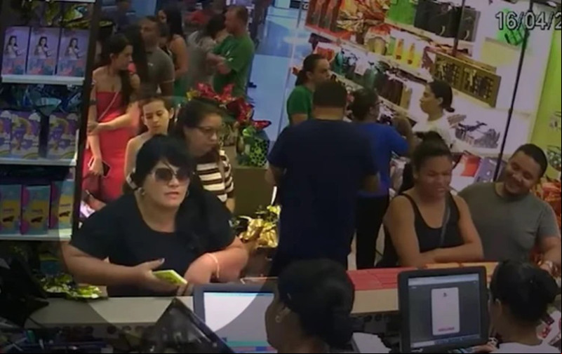 Câmeras registraram Jordélia usando uma peruca no momento da compra do ovo de Páscoa - (Reprodução )