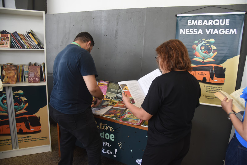 Embarque nessa viagem: projeto incentiva leitura de livros durante viagem de ônibus