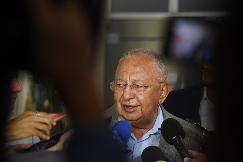 Dr. Pessoa lesiona o pé durante viagem a Brasília, interrompe agenda e volta a Teresina
