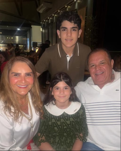 Aniversário - Parabéns para o empresário Carneiro Neto!!! Que comemora a data com sua esposa Fernanda Portela Carneiro e os netos João Filho e Maria Flor em família. Chics!!! - (Arquivo Pessoal)