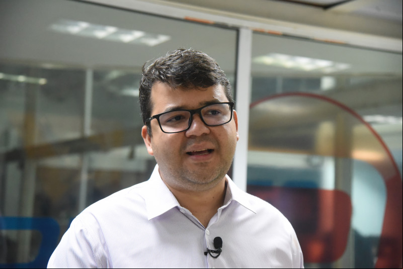 O secretário Chico Lucas explica que o objetivo da ação é identificar os espaços que estão sem uso - (Assis Fernandes/O Dia)