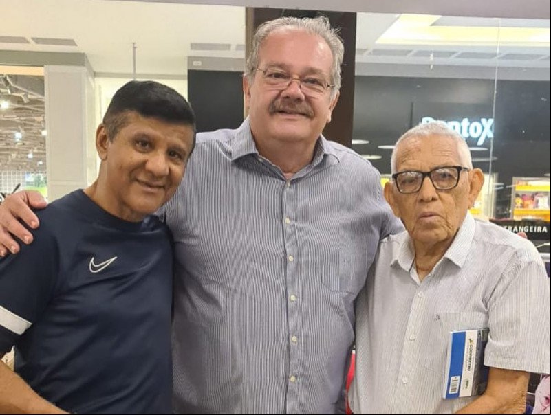 Prestigiadíssima a noite de autógrafos de Celso Carvalho em seu livro Cruzeirão Cabuloso - que resgata toda a história do Clube Mineiro Cruzeiro