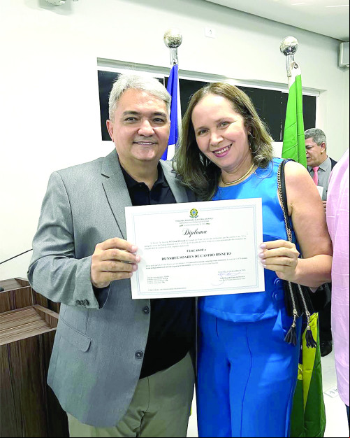 Empresário Dunche Fortes (exibindo com alegria seu diploma de vereador)ladeado pela esposa Olenka Wanderley. - (Divulgação)