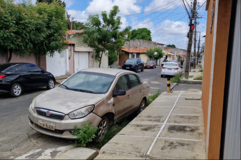 Carros abandonados em vias de Teresina serão removidos - (Divulgação/Strans)