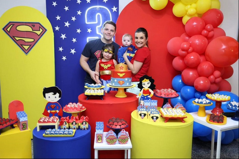 Parabéns para a belíssima Lívia Tajra Sobral, que comemorou seus 2 anos na segunda-feira (6/11) e ganhou o carinho especial do seus pais, o diretor-geral do Departamento de Estrada de Rodagem do Piauí (DER/PI), Leonardo Sobral e a empresária Júlia Tajra Sobral. Chics!!! - (Divulgação)