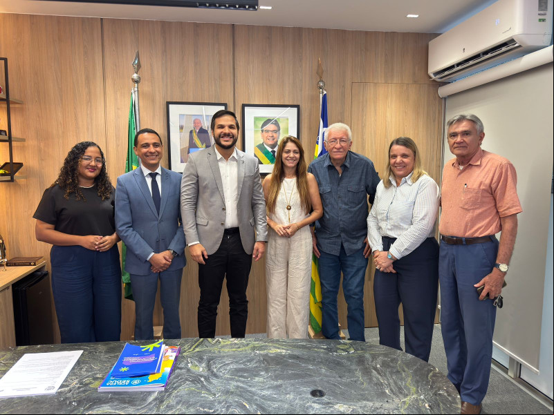 #Seduc Apoio o Salão do Livro do Piauí - Representantes da Fundação Quixote se reuniram com Washington Bandeira - by Secretário de Educação do Estado, para fortalecer a parceria em mais um ano do Salão do Livro do Piauí - Salipi. Abertura da 23ª edição: é hoje (6), e vai até o dia 15/6, no Espaço Rosa dos Ventos, na UFPI, e contará com palestras, feira de livros e uma novidade: cursos de escrita literária e oficinas de escrita criativa ministrados por outros grandes nomes da literatura nacional e piauiense. Imperdível. Chics!!! - (Arquivo Pessoal)