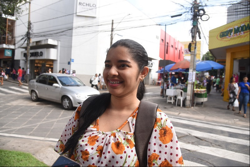 A estudante Maria Clara Sousa deu um apartamento para sua mãe - (Assis Fernandes/ODIA)