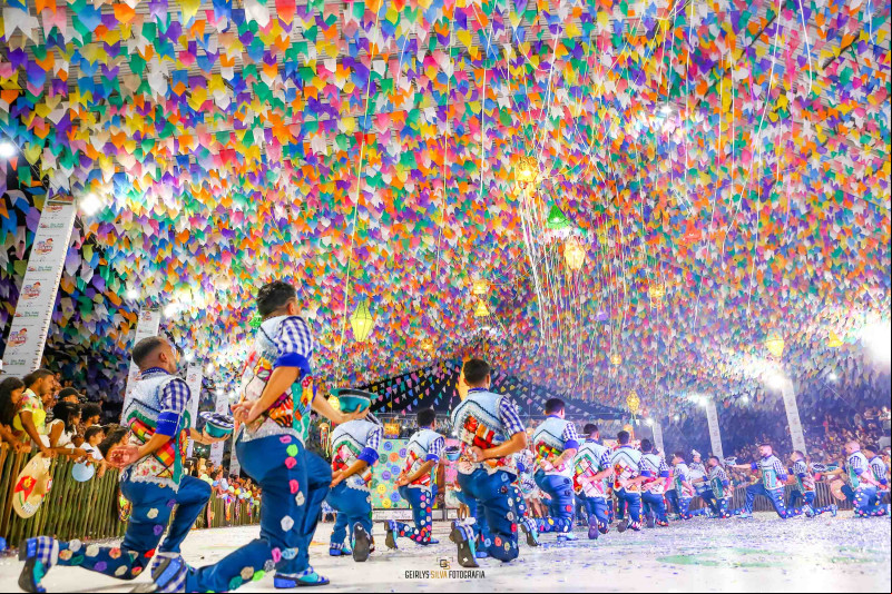 Música, dança e vestimentas típicas: são as quadrilhas juninas em ritmado movimento