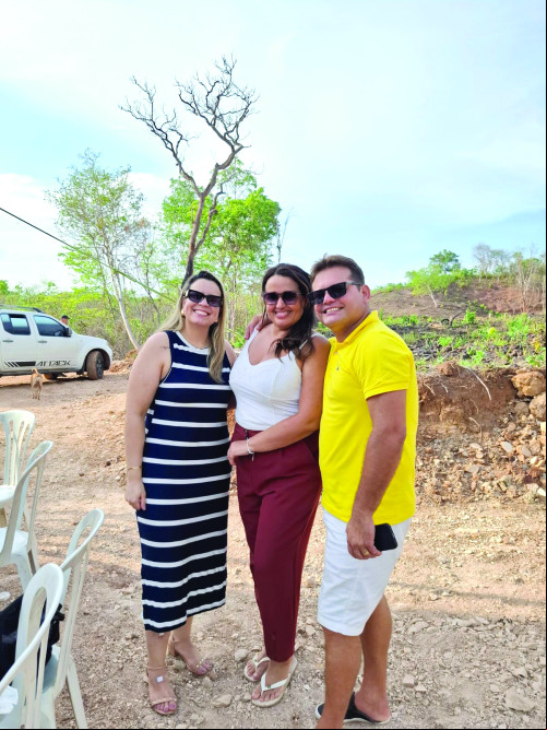 A empresária Erika Sanches e seu esposo Lincon Ximenes, foram abraçar a amiga Cleide Coelho durante almoço comemorativo, domingo em Miguel Alves. - (Arquivo Pessoal)