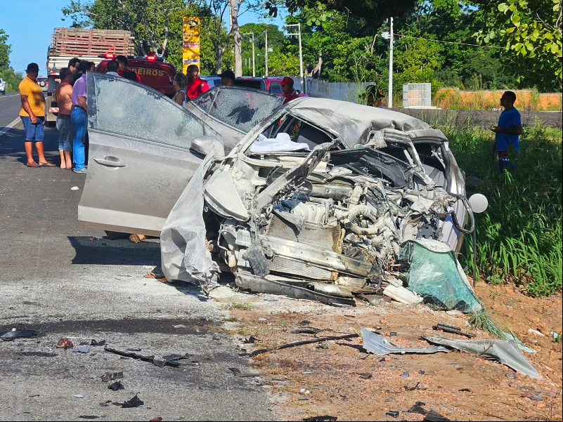 Duas pessoas morrem após grave colisão entre carro e carreta na BR-316, em Timon