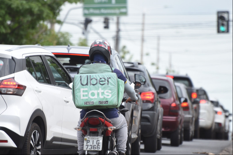 Precarização disfarçada de autonomia, esta é a realidade dos motoristas de aplicativo