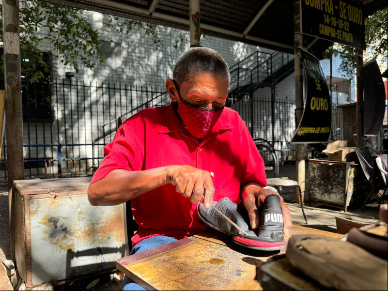 Sapateiro, profissão milenar que ultraa gerações - (Foto: Jorge Machado)