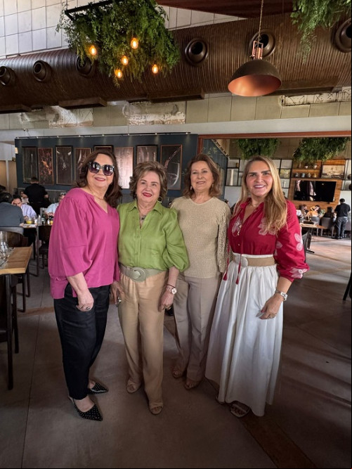  #Clube do Chá - Um click das queridas Eliane Nogueira, Vera Lobão e Fernanda Portela Carneiro com a anfitriã da reunião do Clube do Chá - by Ana Maria Rios. Chics!!! - (Arquivo Pessoal)