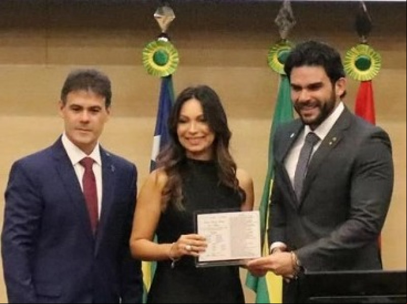 Click da defensora pública Ludmilla Paes Landim foi agraciada em nome de seu pai o saudoso ex-deputado estadual Luiz Gonzaga Paes Landim com placa comemorativa aos 40 Anos do Palácio Petrônio Portela