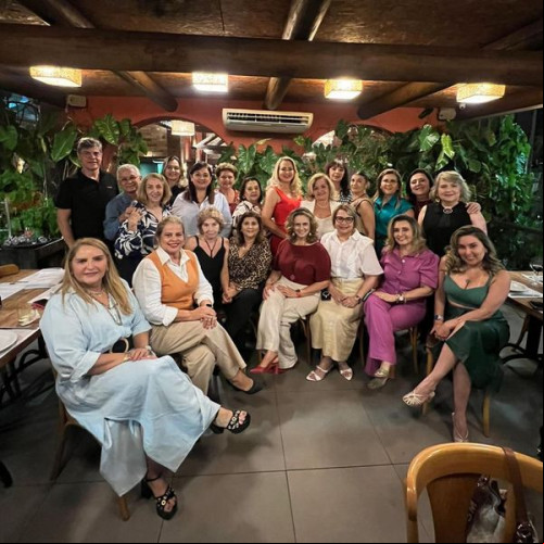 #Páscoa - Clicks da empresária Sandra Macêdo Pádua recebeu as sócias do Elo’s Clube em restaurante badalado com o Padre Luiz Eduardo Bastos comentou sobre a Páscoa. Chics!!!🎉 - (Divulgação)