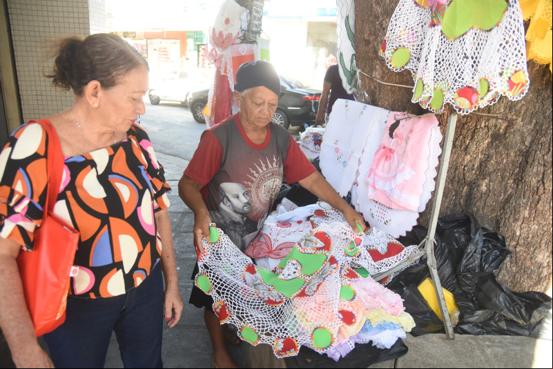 Gonçala Ferreira Silva (74) cita que já vendeu grande parte de sua mercadoria voltada para o Dia da Mães - (Assis Fernandes/ODIA)