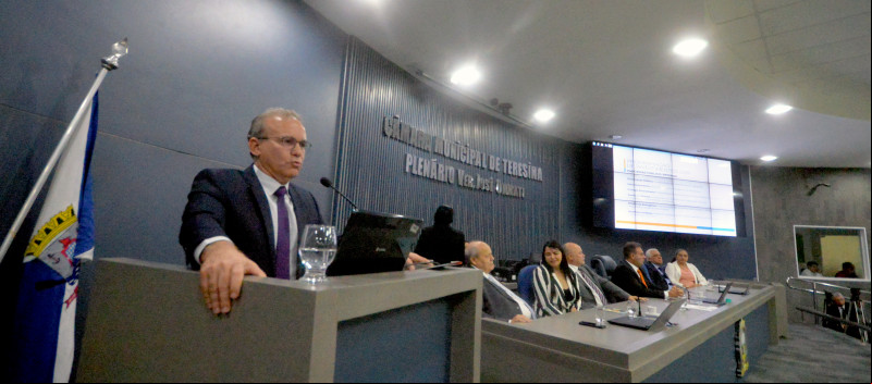 Ex-prefeito Firmino Filho, durante leitura de mensagem na Cãmara Municipal de Teresina - (Assis Fernandes/ O DIA)