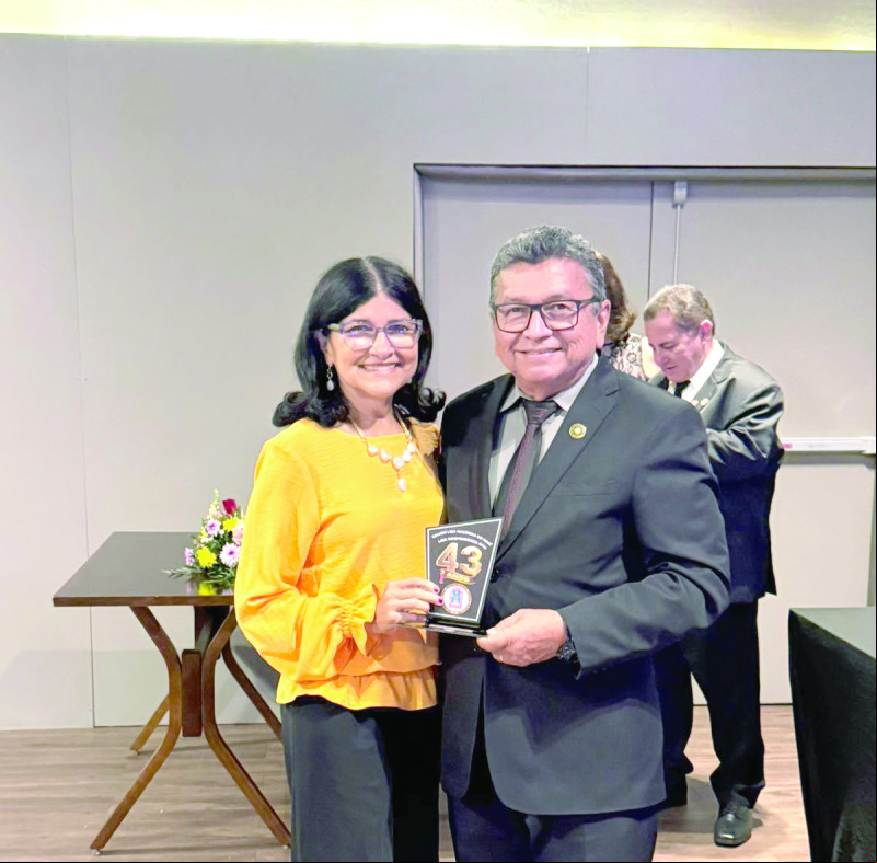 O Maçom Unionense Osvaldo Pierotti- Grão Mestre Adjunto Ad vitam, recebendo das mãos de sua esposa Bebete Pierotti,  a Placa comemorativa dos 43 anos da Loja Maçônica Independência n.25, de Teresina-Pi. - (Arquivo Pessoal)