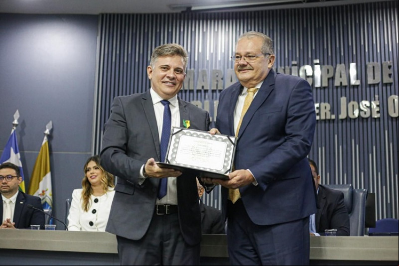 #Homenagem - Um click do vereador Inácio Carvalho homenageou o médico infectologista, Walfrido Salmito de Almeida Neto, que tem atuação exemplar na saúde pública de Teresina - (FOTOS: RÔMULO PIAUILINO)