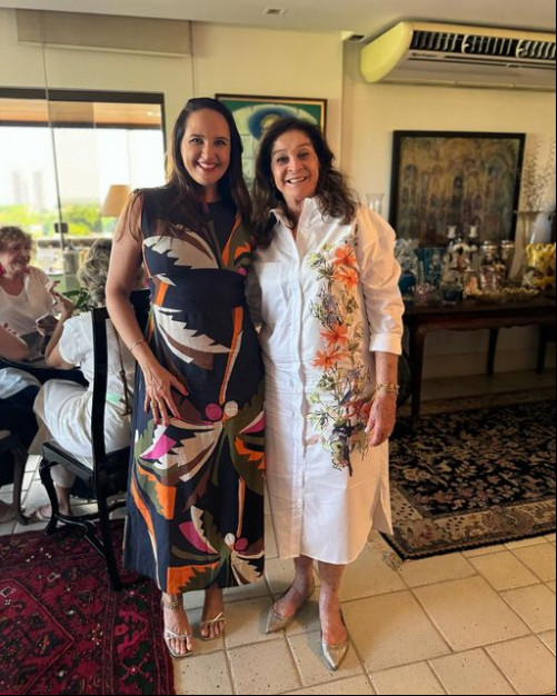 #Filha&Mãe - Um click das queridas Celina Lages e Lina Josefina Lages na reunião de Ângela Arcoverde, anfitriã do almoço realizado para o Clube do Chá em seu belíssimo apartamento. Chics!!! - (Divulgação)
