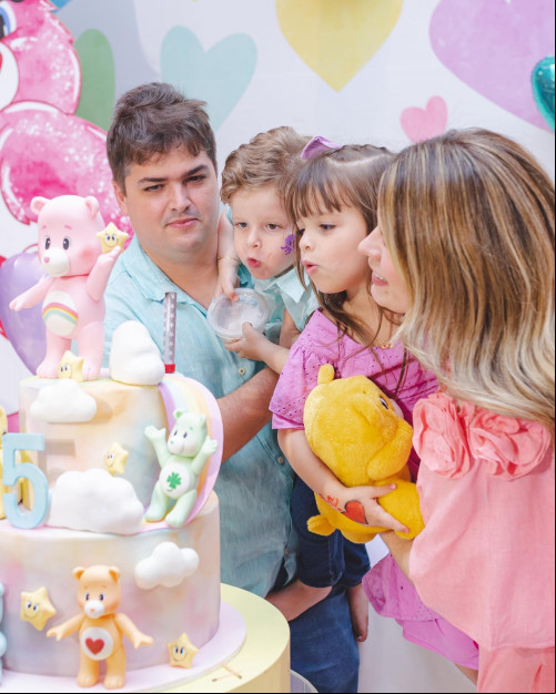 #Family - Parabéns para o aniversariante de segunda-feira (6/11); Vinícius Pádua!!! Que comemorou os seus 40 anos com a sua esposa Cláudia Laíse Reis Martins e dos filhos Luísa e Ricardo. Chics!!! - (Divulgação)