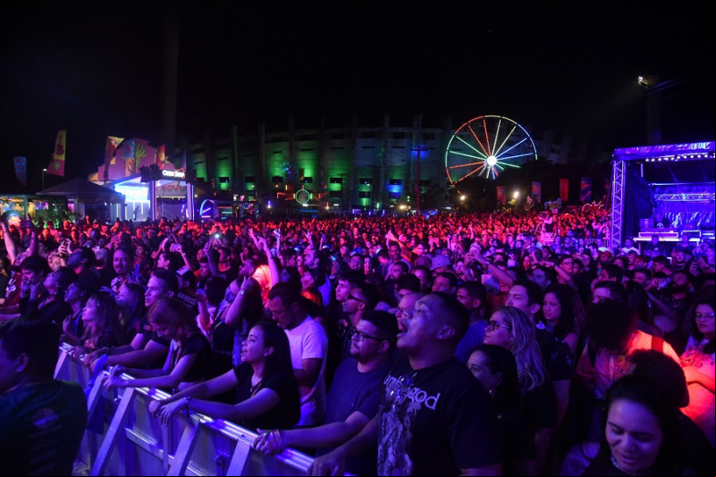 Público acompanha shows da terceira noite de Piauí Pop no Albertão. - (Assis Fernandes/O Dia)