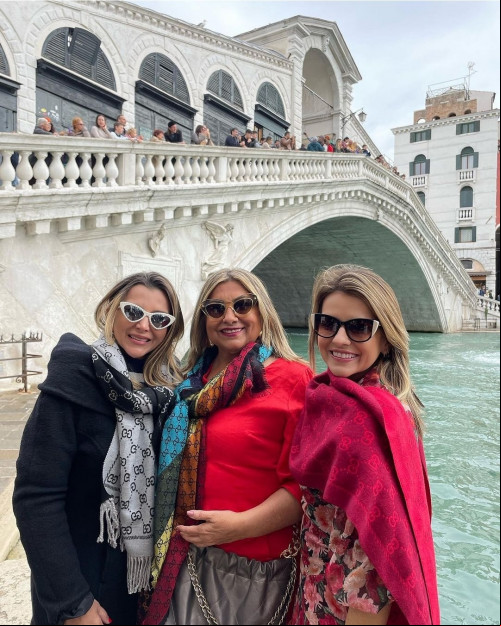 #Internacional - Um click das empresária Regina Célia Bezerra em Veneza com as filhas Paula Moreira e Gina Muniz, ausência sentida da filha: Milena Tajra, curtindo dias de férias. Chics!!! - (Divulgação)