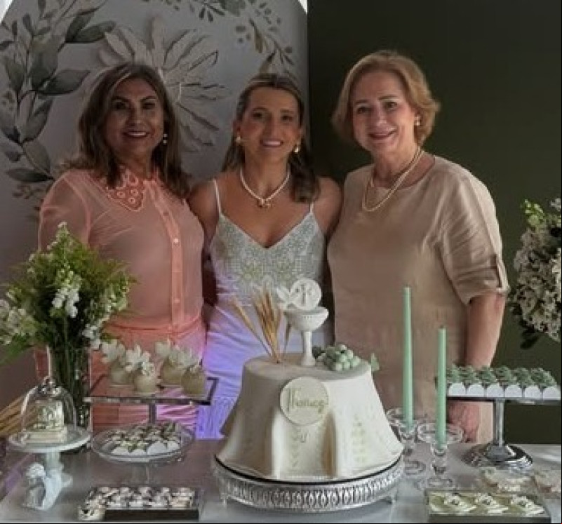 #Eucaristia - Um click das queridas Regina Célia Bezerra com a filha Milena Tajra e Tetê Lobo na primeira eucaristia do Thomaz Tajra, filho de Milena. Chics!!! - (Arquivo Pessoal)